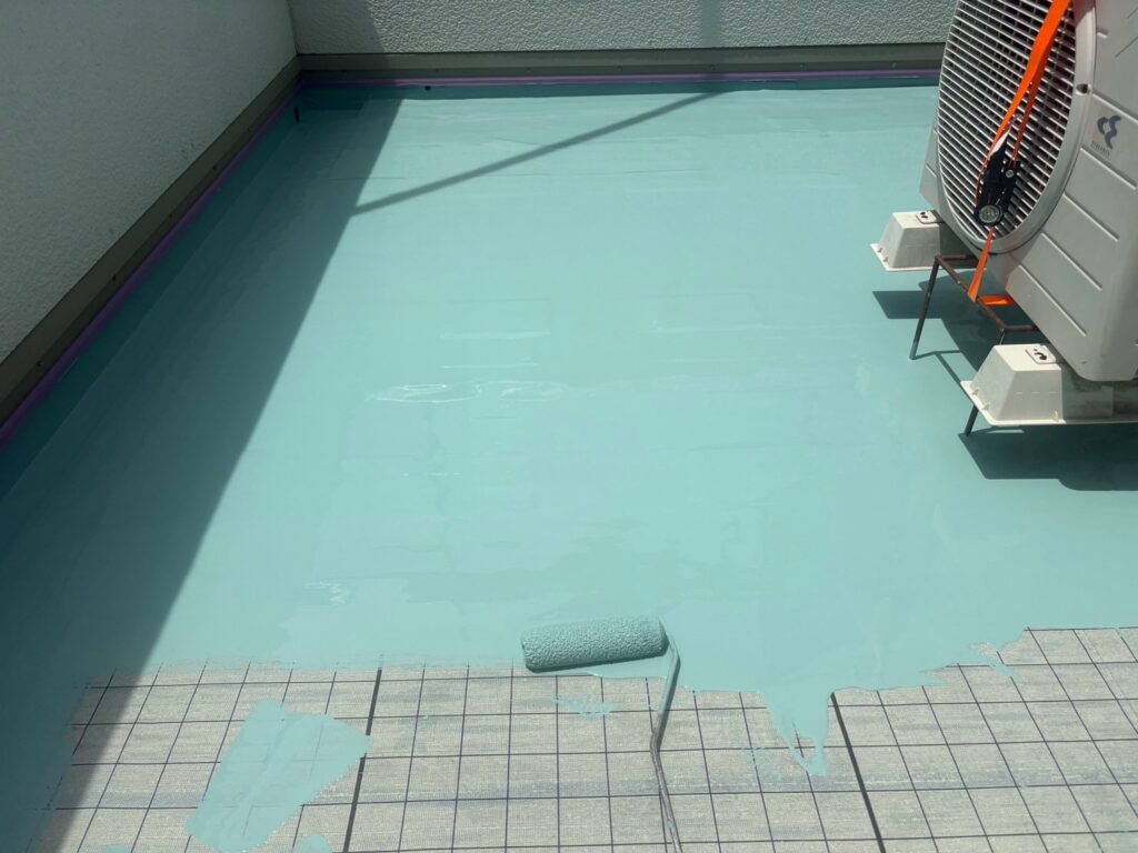 【ベランダ防水】<br />
ウレタン防水1層目